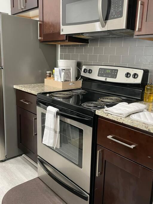 Cozy, High Rise, Large Studio Facing Downtown . Apartment Baltimore Bagian luar foto