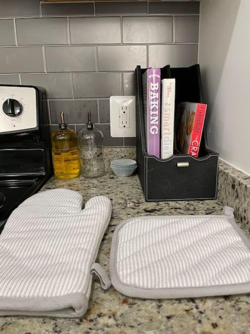 Cozy, High Rise, Large Studio Facing Downtown . Apartment Baltimore Bagian luar foto