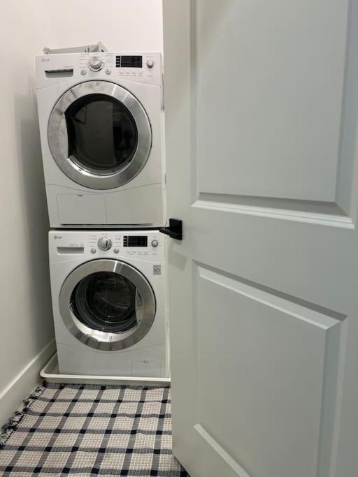 Cozy, High Rise, Large Studio Facing Downtown . Apartment Baltimore Bagian luar foto