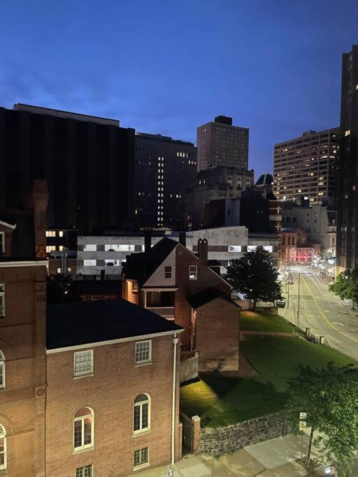 Cozy, High Rise, Large Studio Facing Downtown . Apartment Baltimore Bagian luar foto