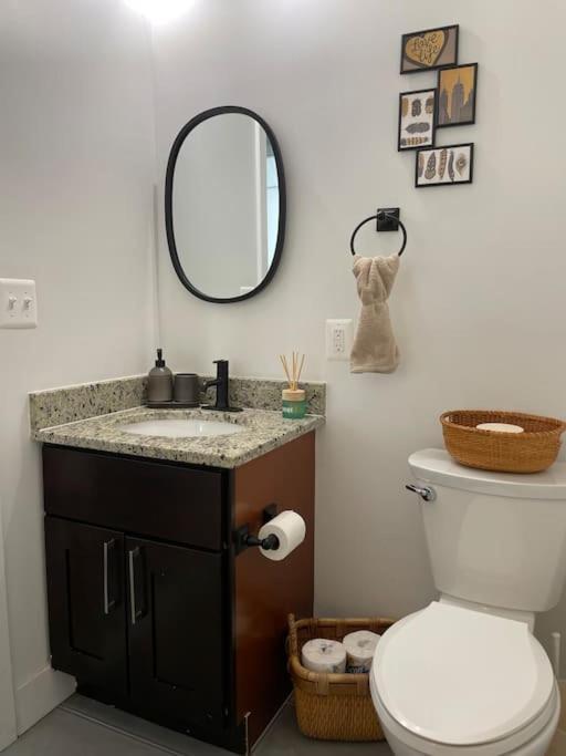 Cozy, High Rise, Large Studio Facing Downtown . Apartment Baltimore Bagian luar foto