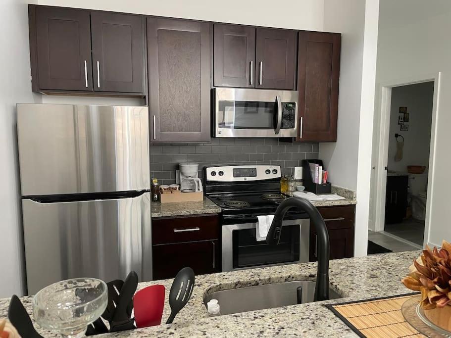 Cozy, High Rise, Large Studio Facing Downtown . Apartment Baltimore Bagian luar foto