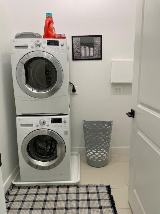 Cozy, High Rise, Large Studio Facing Downtown . Apartment Baltimore Bagian luar foto
