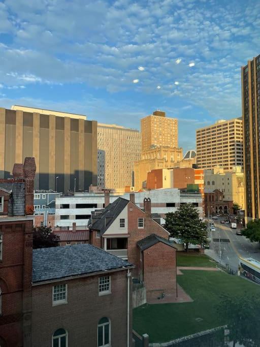 Cozy, High Rise, Large Studio Facing Downtown . Apartment Baltimore Bagian luar foto